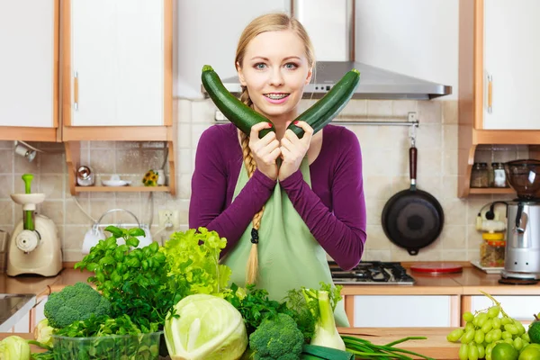 Mulher dona de casa na cozinha com legumes verdes — Fotografia de Stock