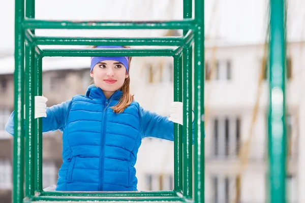 Mujer con ropa deportiva urbana haciendo ejercicio al aire libre durante el invierno — Foto de Stock