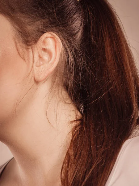 Parte del cuerpo, pelo castaño mujer oreja — Foto de Stock