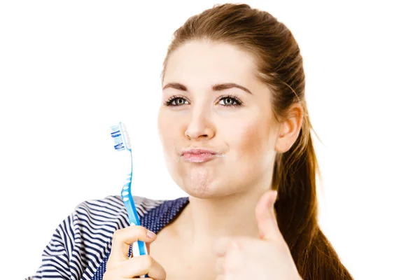 Kvinnan borsta rengöring tänder. — Stockfoto
