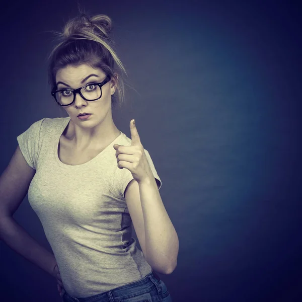 Mujer con anteojos apuntando a la cámara — Foto de Stock