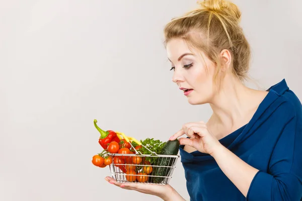 Mulher segura cesta de compras com legumes — Fotografia de Stock