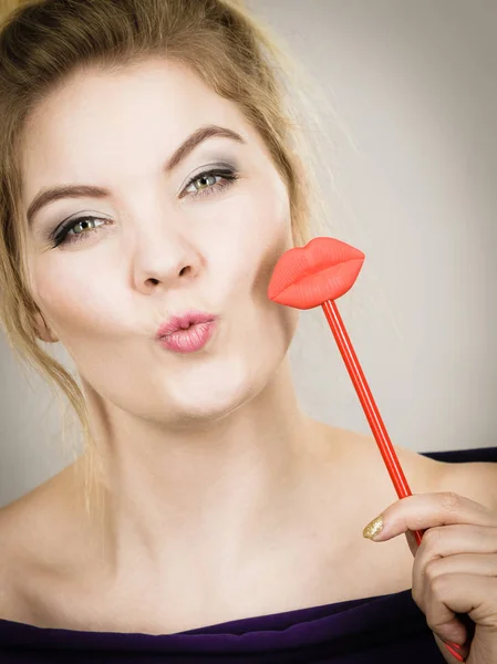 Mulher feliz segurando lábios no pau — Fotografia de Stock