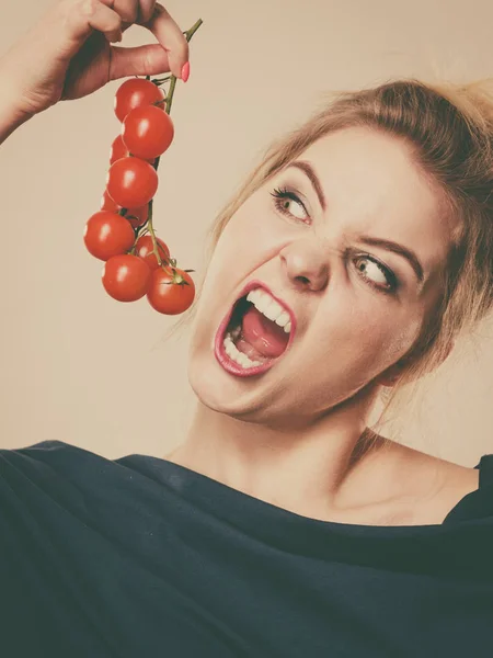 Mulher segurando tomates cereja frescos — Fotografia de Stock