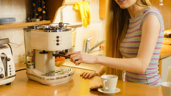 Femme dans la cuisine faisant du café à partir de la machine — Photo