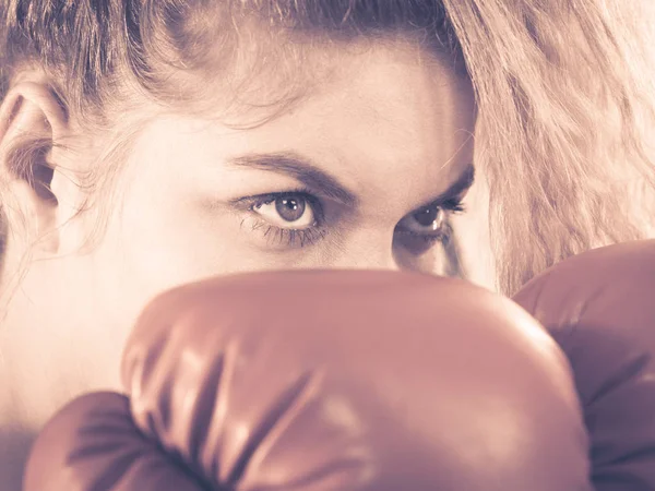 Сердиться жінка носити Рукавички боксерські — стокове фото