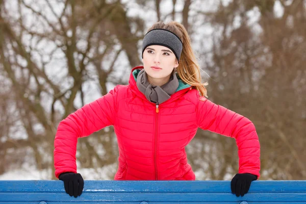 Mujer con ropa deportiva ejercitándose durante el invierno —  Fotos de Stock