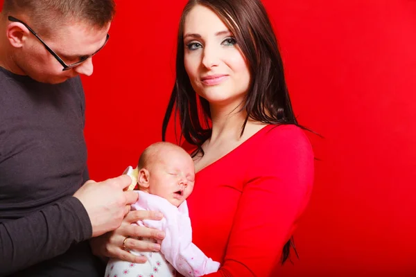 Pasgeboren op moeder borst, vader baby haren borstelen — Stockfoto