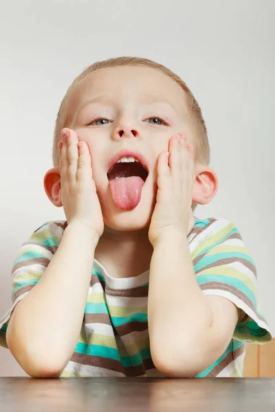 Criança fazendo caras engraçadas sendo entediado — Fotografia de Stock