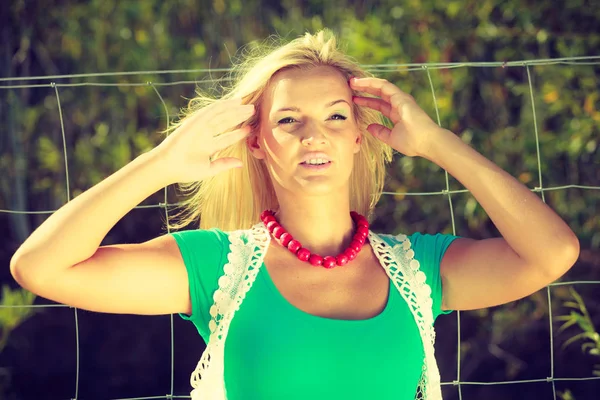 Blonde vrouw poseren buiten tijdens de zomer — Stockfoto