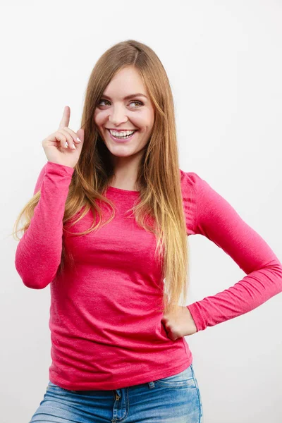 Mulher feliz apontando para cima com o dedo — Fotografia de Stock