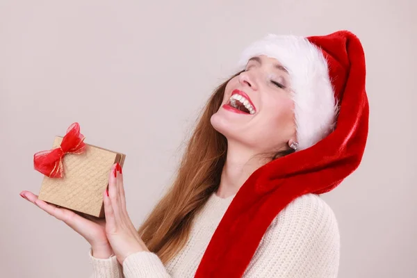 Mujer sosteniendo caja de regalo. Tiempo de Navidad — Foto de Stock