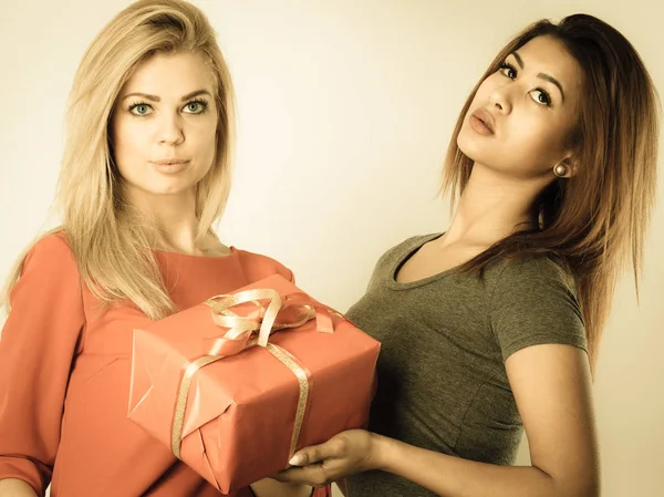 Δύο όμορφες γυναίκες με κόκκινο κιβώτιο δώρων — Φωτογραφία Αρχείου