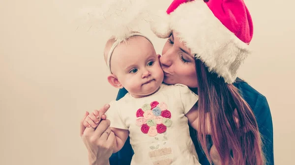 Mutter trägt Weihnachtsmütze mit Baby — Stockfoto