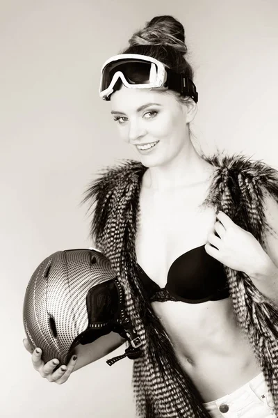 Donna con reggiseno e casco da sci — Foto Stock