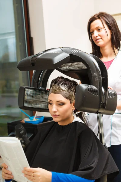 Kobieta w fryzjer, suszenie włosów pod maszyny — Zdjęcie stockowe