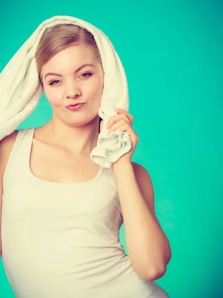 Mulher com uma toalha ao redor dos ombros sorrindo — Fotografia de Stock