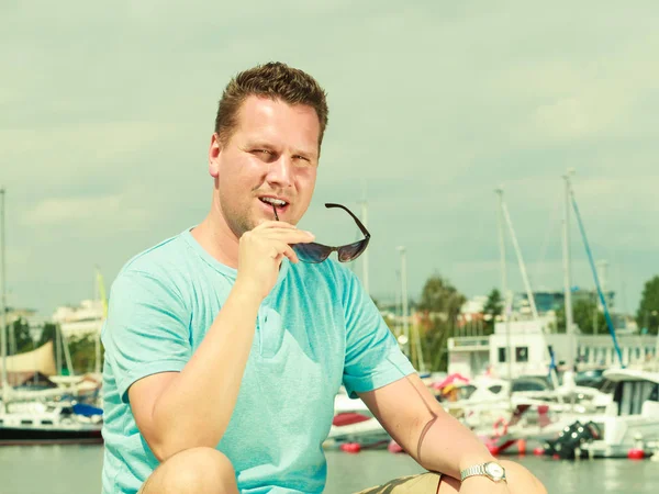 Man walking on marina during summer — Stock Photo, Image