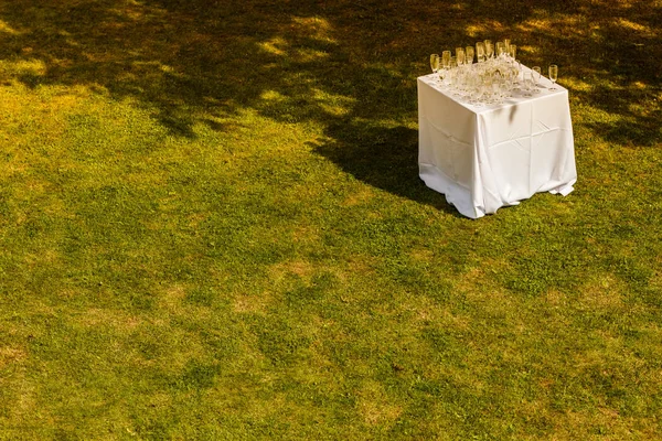 Muchas copas de champán en la mesa blanca —  Fotos de Stock