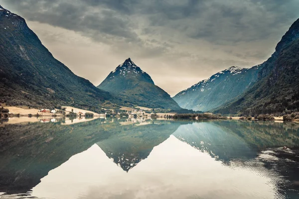 Weerspiegeling van de bergen in Noorse fjord meer — Stockfoto