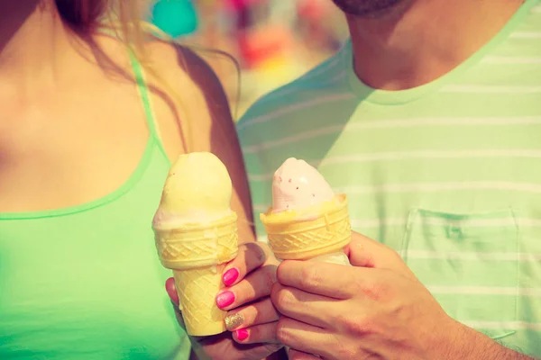 Άνδρας και γυναίκα εκμετάλλευση δύο παγωτό — Φωτογραφία Αρχείου