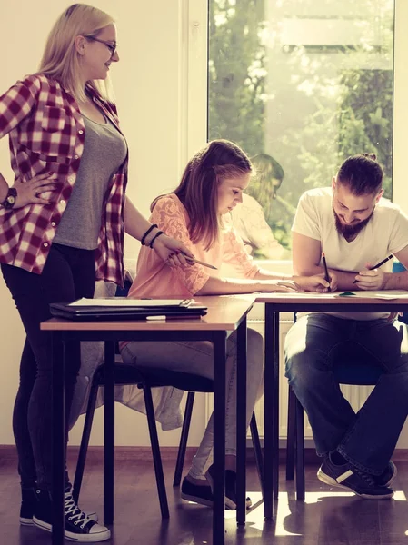 Groep studenten in de klas — Stockfoto