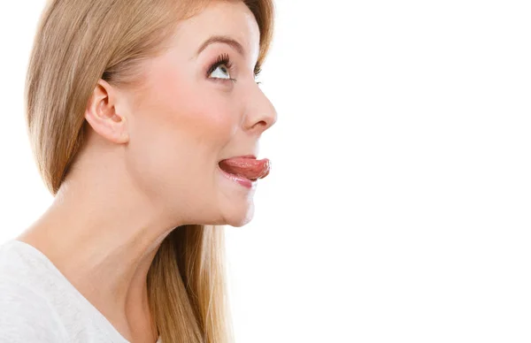 Divertida mujer rubia sentado lengua fuera —  Fotos de Stock