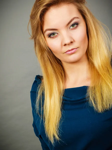 Retrato loira jovem mulher ter sério rosto expressão — Fotografia de Stock