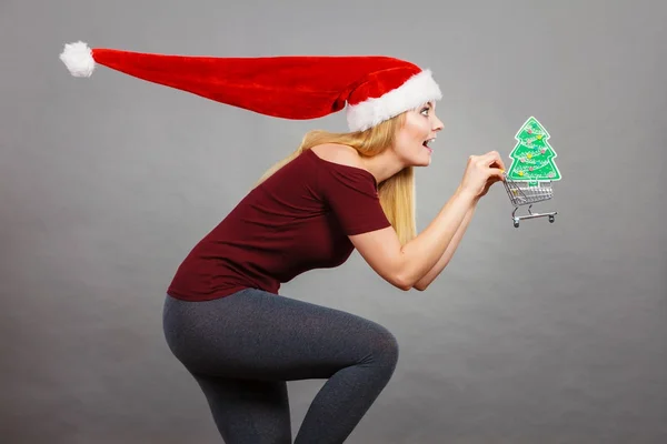 Santa mulher segurando carrinho de compras com presentes de Natal — Fotografia de Stock