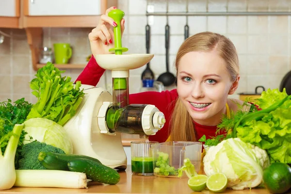 Žena v kuchyni dělat šťávy zeleninové smoothie — Stock fotografie