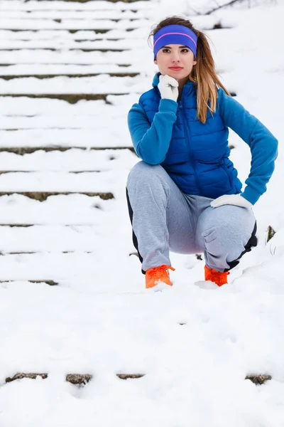 Mulher vestindo roupas esportivas quentes relaxante após o exercício — Fotografia de Stock