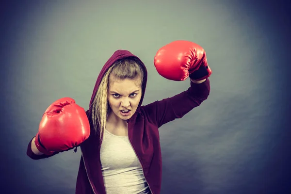 Mulher irritada vestindo luvas de boxe — Fotografia de Stock