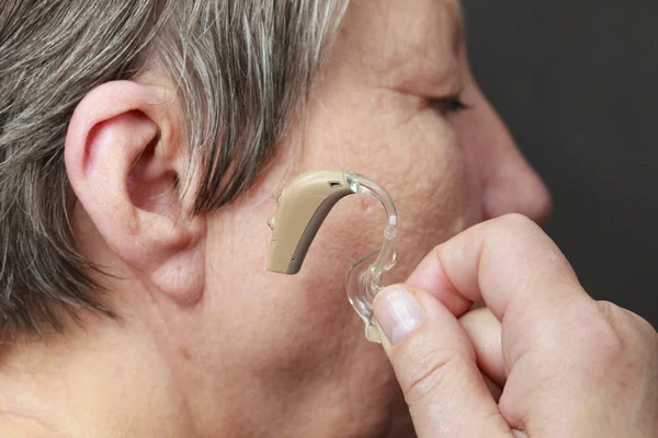 使用助听器的闭锁老年妇女 — 图库照片