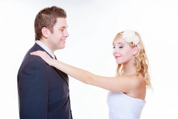 Happy groom and bride posing for marriage photo — Stock Photo, Image