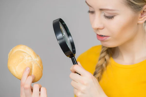 Булочка хлеба и лупа — стоковое фото