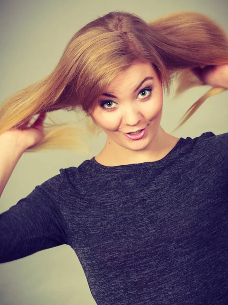 Retrato de mujer rubia feliz sonriendo con alegría — Foto de Stock