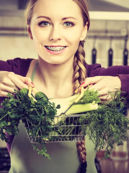 Femme ayant des légumes dans le panier — Photo