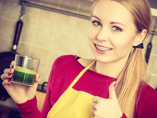Kvinna i köket håller grönsak smoothie juice — Stockfoto