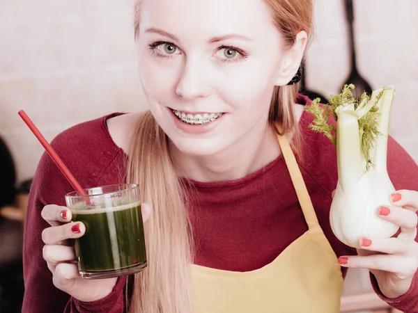 Kobieta w gospodarstwie smoothie sok z warzyw koper kuchnia — Zdjęcie stockowe