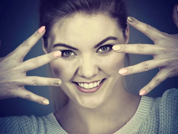 Glückliche Frau zeigt ihre Hände — Stockfoto