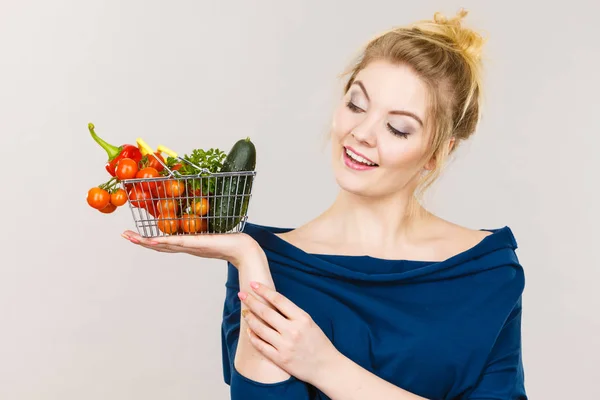Жінка тримає кошик з овочами — стокове фото