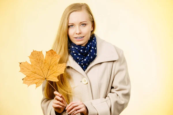 Kvinna med orange höst löv — Stockfoto