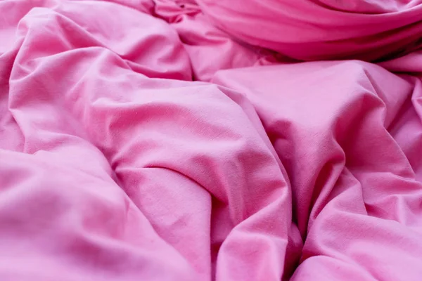 Primer plano detallado de la ropa de cama de edredón rosa — Foto de Stock