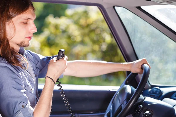 Jovem dirigindo carro usando rádio cb — Fotografia de Stock