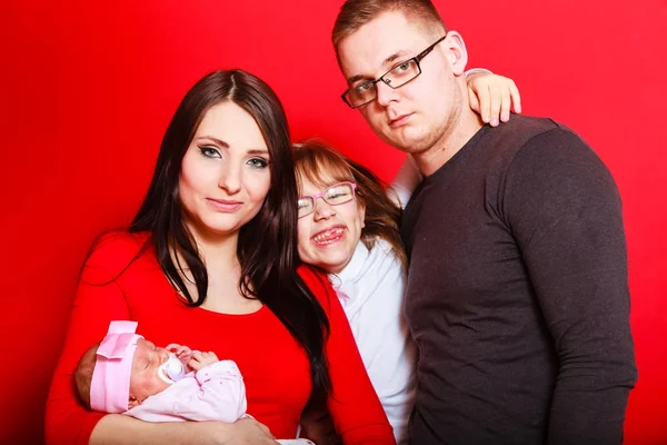 Niña, padre y madre sosteniendo al bebé recién nacido — Foto de Stock