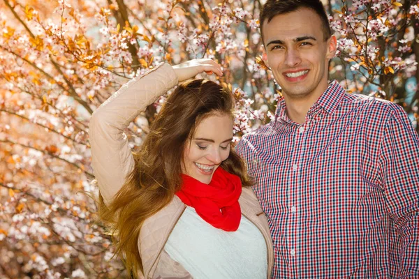 Glückliches Paar bei romantischem Date im Park — Stockfoto