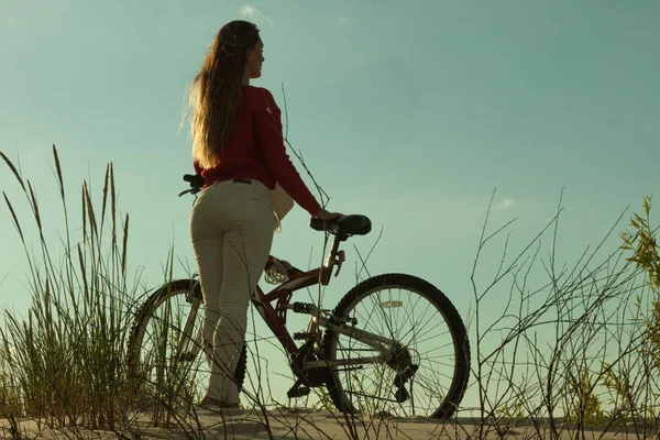 Kobieta nie do poznania rowerów jazda na rowerze na piasku — Zdjęcie stockowe