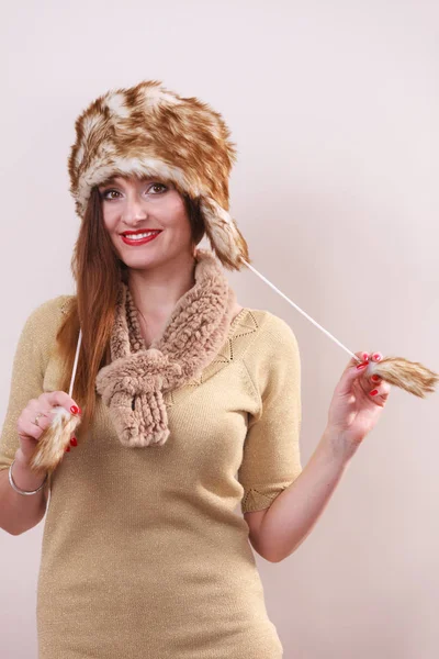 Зимняя женщина в теплой меховой шапке — стоковое фото