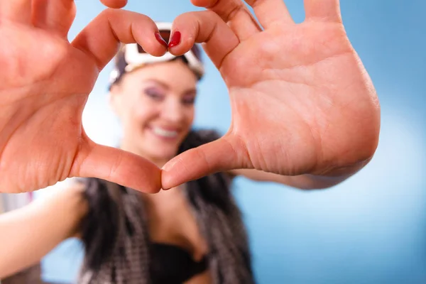 Frau mit Skibrille macht Herz-Symbol-Finger — Stockfoto