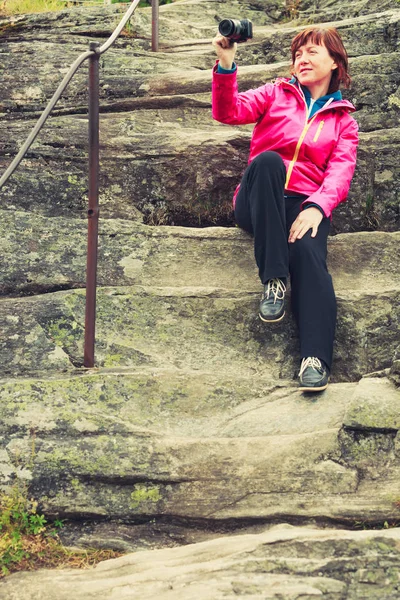 Turista tomando fotos en las montañas Noruega — Foto de Stock